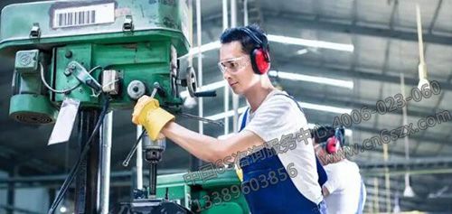 工厂车间看似繁忙，但效率却很低下